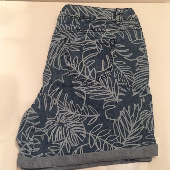 Weekend Jean Shorts - Picture 4 of 6